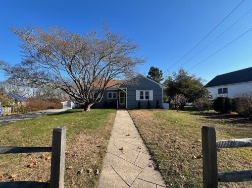 37 Hillside Ave, Groton CT  06340-5525 exterior