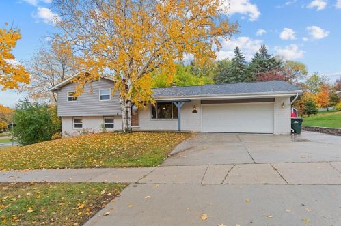 1805 Green Tree Rd, West Bend, WI 53090-1411