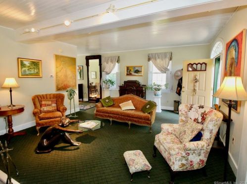 310 Main St, Wallingford CT  06492-2232 exterior