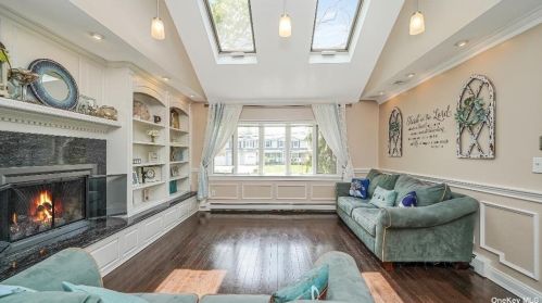 255 Maple St, Islip Manor NY  11751-4801 exterior