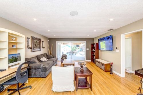 1740 Hickory Ave, Torrance CA 90503-7219 exterior