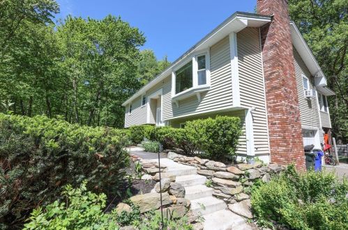 18 Hunter Ct, Goffstown NH  03045-1629 exterior