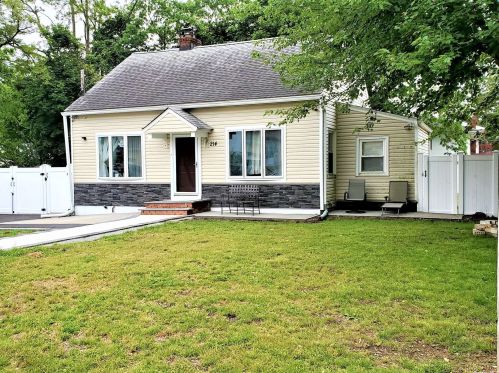 214 Montana Ave, Bayshore, NY 11706-5757