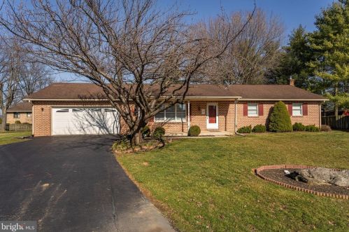 350 Woodchuck Dr, Ephrata, PA 17522-9644
