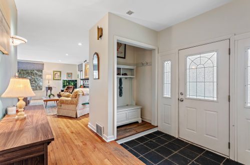707 Juniper Ln, Milwaukee, WI 53217-3635