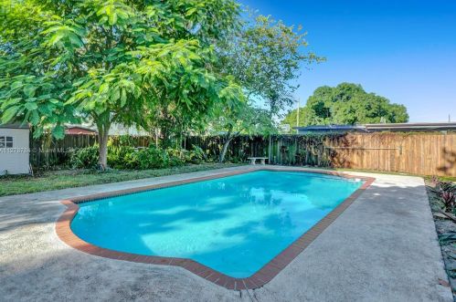 550 38th St, Hialeah, FL 33013-2725