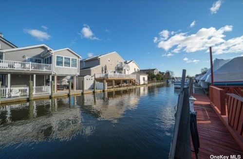786 9th St, North Lindenhurst, NY 11757-5544