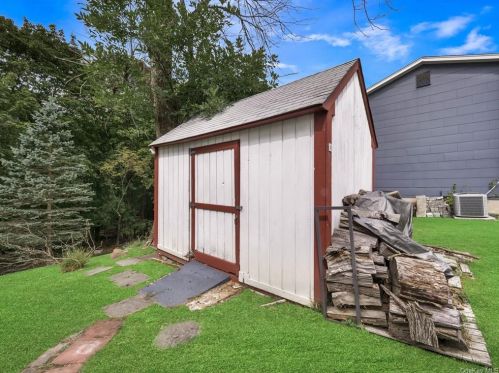 8 Creekview Dr, Thiells NY  10984-1434 exterior