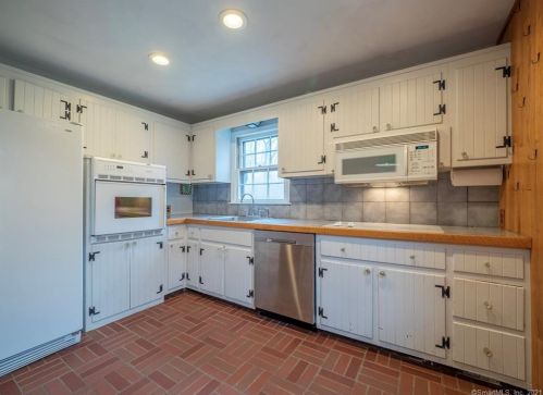 131 Ridgebury Rd, Ridgefield, CT 06877-1408