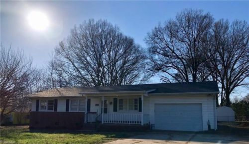214 Meadowood St, Greensboro, NC 27409-2304