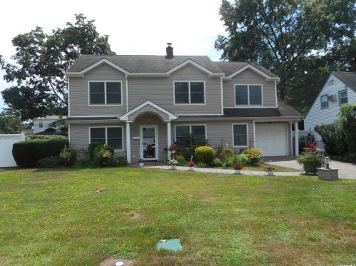 676 Bryant St, Westbury, NY 11590-4404