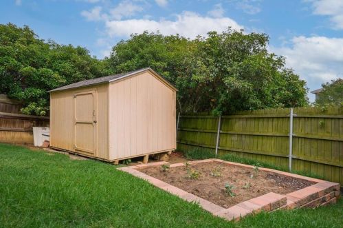 1401 Sedalia Ct, Lewisville TX  75028-2136 exterior