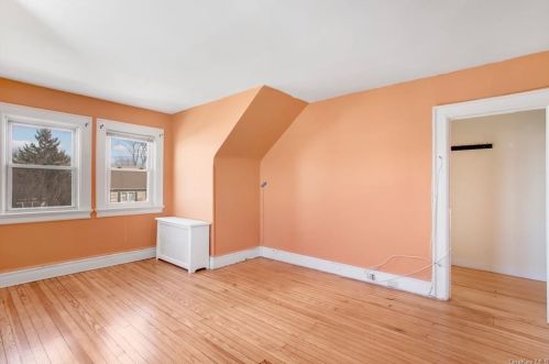 29 Neptune Ave, New Rochelle NY  10805-1401 exterior