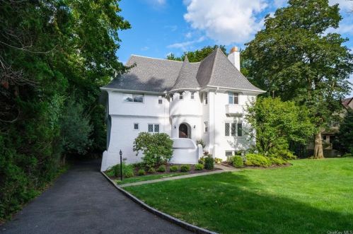 15 Oxford Rd, New Rochelle NY  10804-3712 exterior