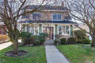 28 Thompson Pl, Lynbrook, NY 11563-4023