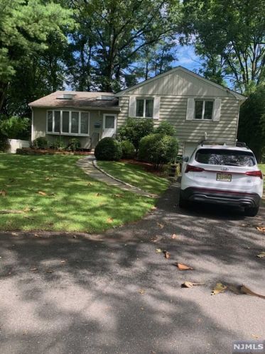21 Smith Ct, Closter NJ  07624-1628 exterior