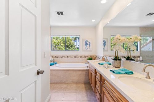 5805 Rainbow Hill Rd, Calabasas CA  91301-4636 exterior