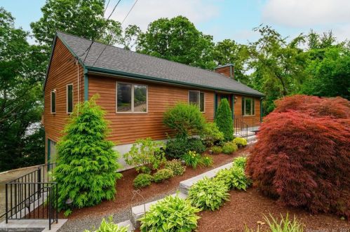 24 Mountain View Dr, Brookfield Center, CT 06804-1416