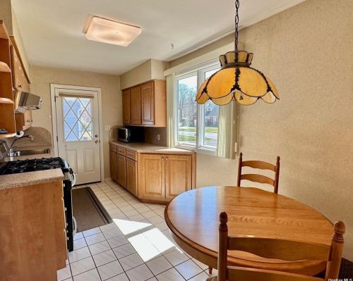 10 Berard Blvd, Oakdale, NY 11769-1702