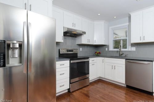 16 Crestview Dr, Uncasville CT  06382-1206 exterior