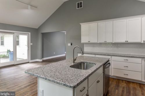 5 Holly Ct, Blenheim NJ  08012-5303 exterior