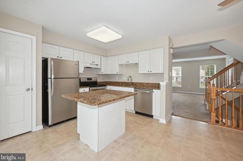 132 Cambridge Ct, West Deptford NJ  08096-6884 exterior