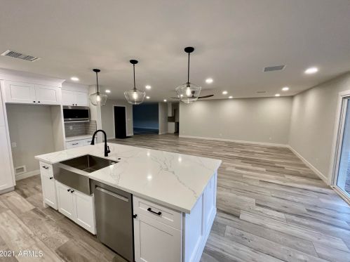 2501 Beryl Ave, Phoenix AZ  85028-3714 exterior