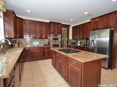 5 Minuteman Ct, Miller Place, NY 11764-2335