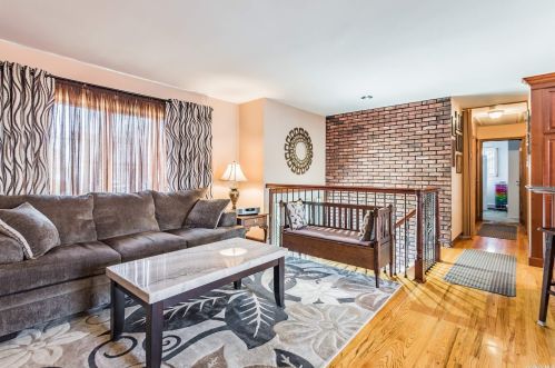 89 Bayard St, Lake Grove, NY 11755-3150
