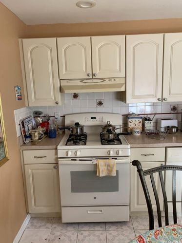 20 Holland Ave, Floral Park NY  11001-1506 exterior