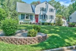 13 Maplewood Dr, Middletown, NJ 07748-1532