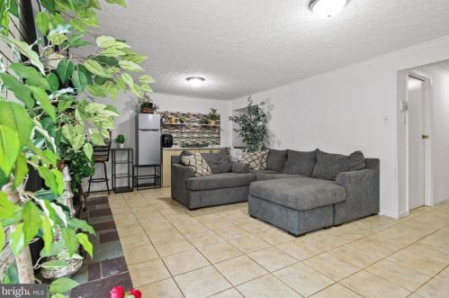 123 Davis Ave, Leesburg VA 20175-3405 exterior