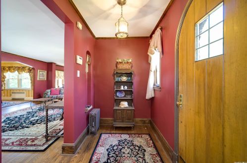 33 Highland Blvd, Lynbrook, NY 11563-1245