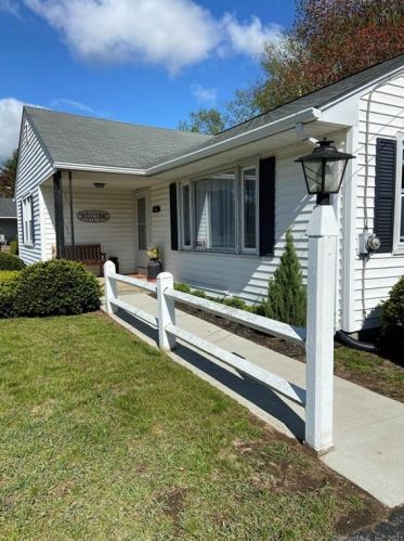 386 Elm St, Windsor Locks, CT 06096-2101