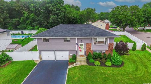 2 Sunburst Dr, Deer Park, NY 11729-6813