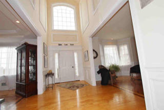 32 Thames Rd, Poughkeepsie, NY 12603-6833