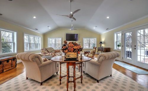 5 Weatherbell Dr, Norwalk CT 06851-1411 exterior