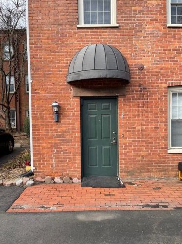 1 Russell St, Middletown, CT 06457-4451