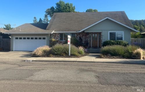 2214 Gainsborough Ave, Santa Rosa, CA 95405-8646