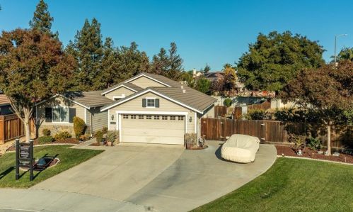 480 Mary Dr, Hollister, CA 95023-7019