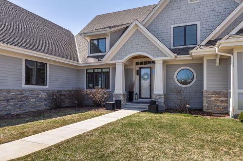 13675 Legacy Hills Dr, Thiensville, WI 53097-2023
