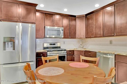 251 Tulip Ln, East Freehold NJ  07728-4033 exterior