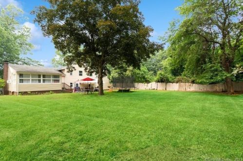 5 Pamela Dr, Wallingford CT  exterior