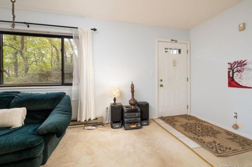 51 Acorn St, Bridgeport, CT 06606-2247