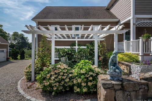 20 Jordan Cove Rd, Waterford CT  06385-3227 exterior