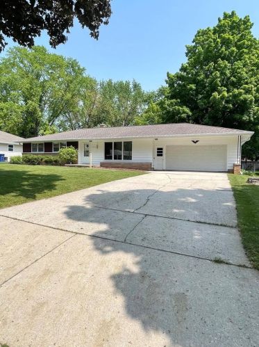 605 Eastview Dr, Green Bay, WI 54302-4005