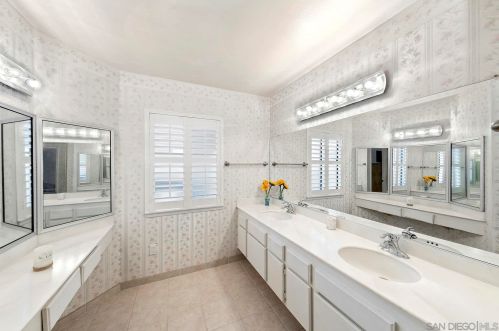 1720 The Woods Dr, El Cajon CA  92019-3670 exterior