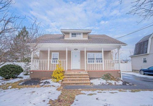 356 Broadway, North Lindenhurst, NY 11757-3301