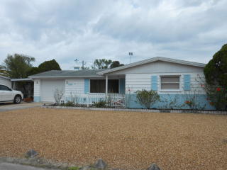 3739 Beacon Square Dr, Tarpon Springs, FL 34691-1367