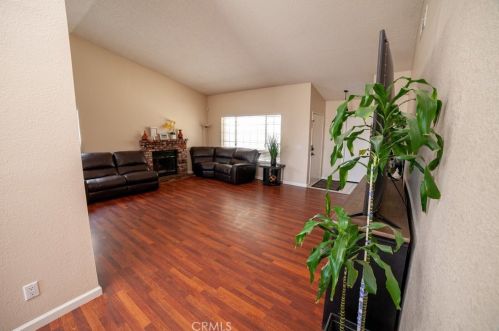 2869 La Vida Dr, Lancaster CA  93535-5873 exterior